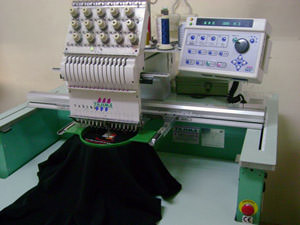 Stickmaschine wendet ein individuelles Stickprogramm an bei der Stickerei Stoiber.